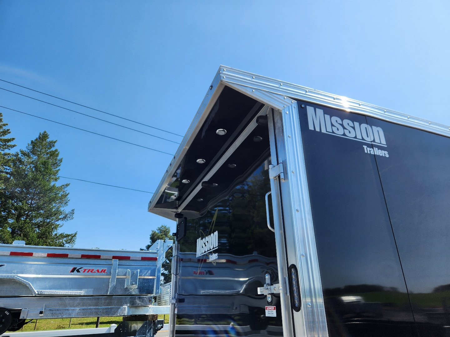 New 2025 ALCOM MCH8.5X18AS Snowmobile Trailer