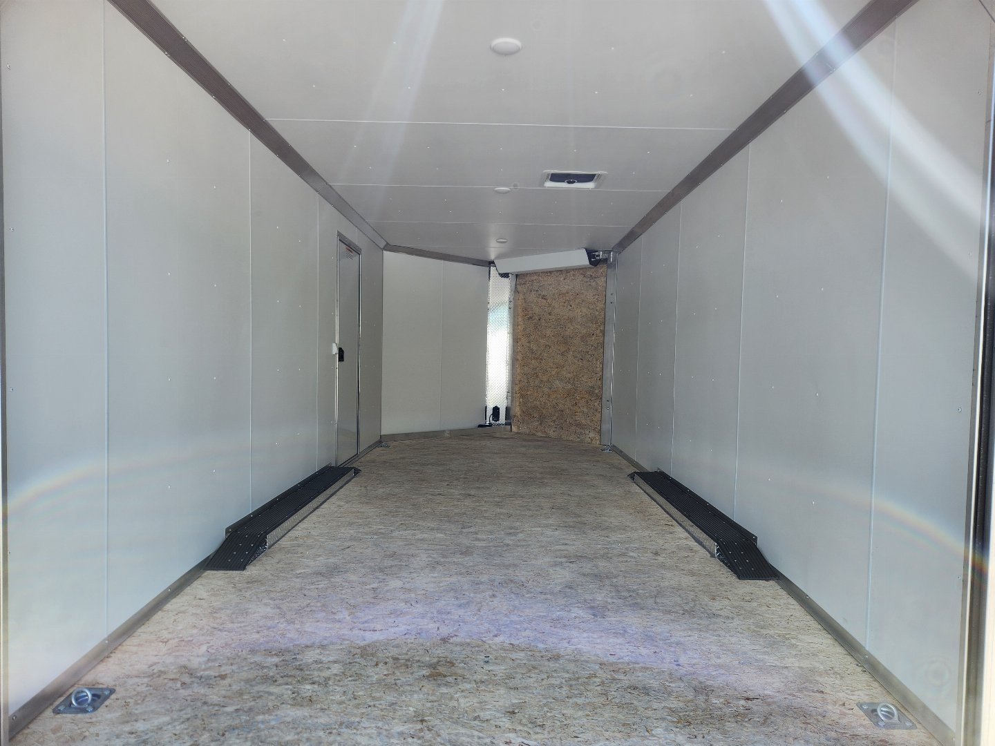 New 2025 ALCOM MCH8.5X18AS Snowmobile Trailer