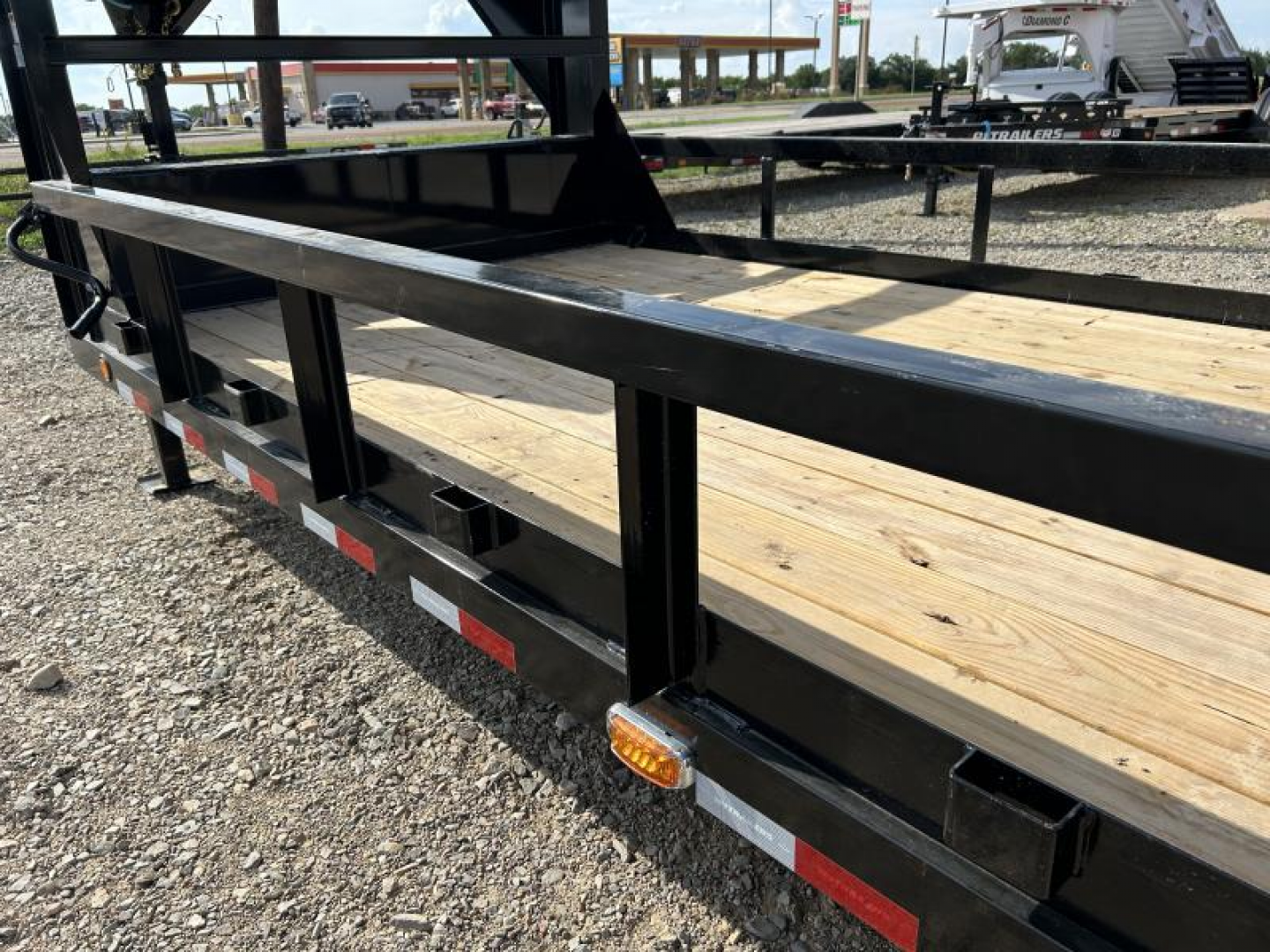 New 2026 PJ 83"x20' Gooseneck Angle Pipetop Trailer – P8