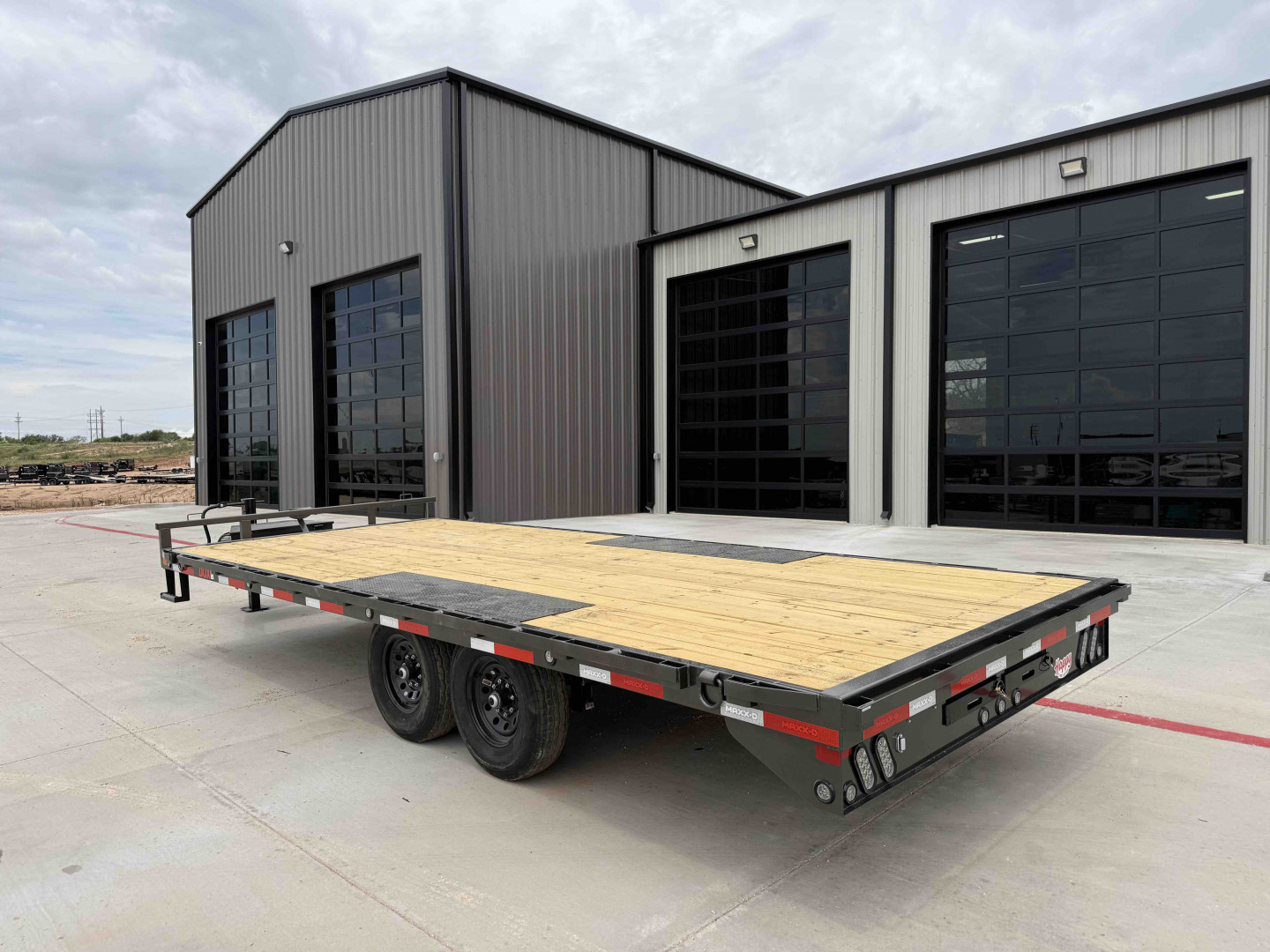 New 2026 MAXX-D 102”x20’ BP Deckover Flatbed – DOX