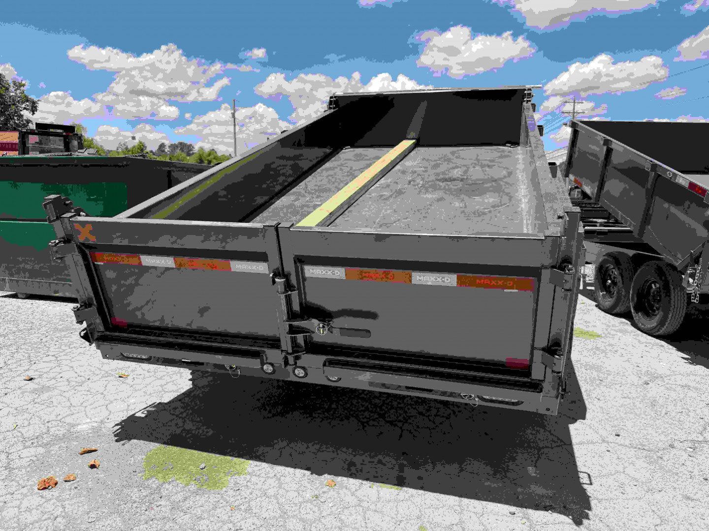 New 2026 MAXX-D DKB 14K 14' DUMP 18" SIDES 6" BBOARD SIDE Dump Trailer