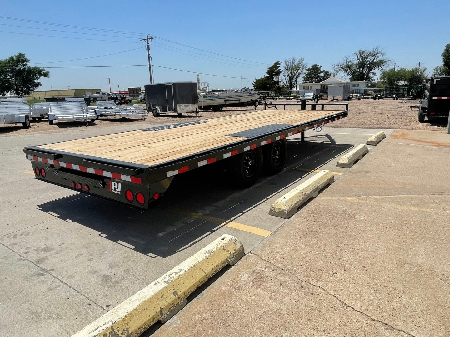 New 2025 PJ TRAILERS F8202 Flatbed Trailer
