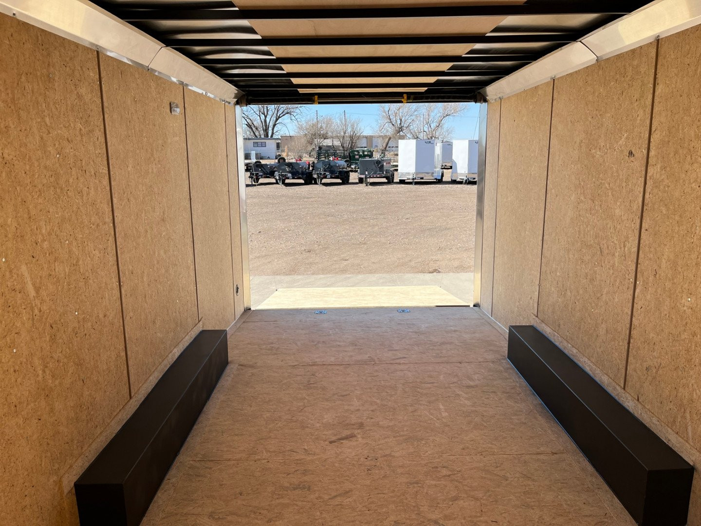 New 2025 Look Trailers 8.5 X 22' DLX SCREWLESS Cargo / Enclosed Trailer