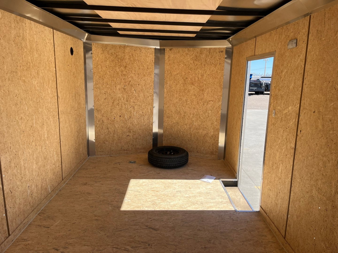 New 2025 Look Trailers 8.5 X 22' DLX SCREWLESS Cargo / Enclosed Trailer