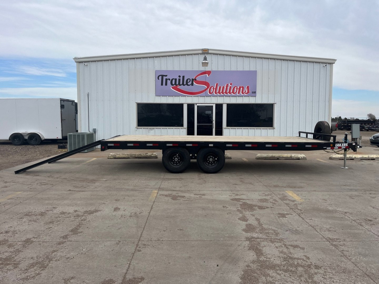 New 2025 PJ Trailers L7202 Flatbed Trailer