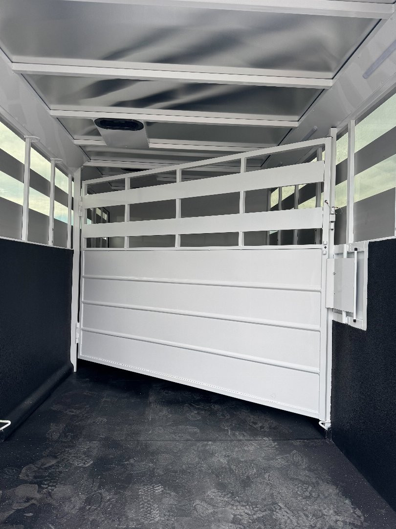 New 2026 Trails West SANTA FE w/ Comfort Pkg & Side Tack