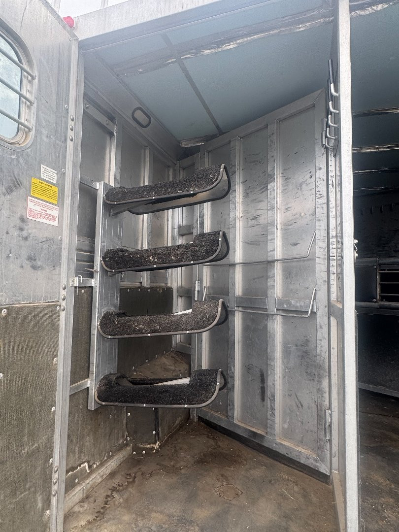 Used 1994 Sundowner 3H LQ Horse Trailer