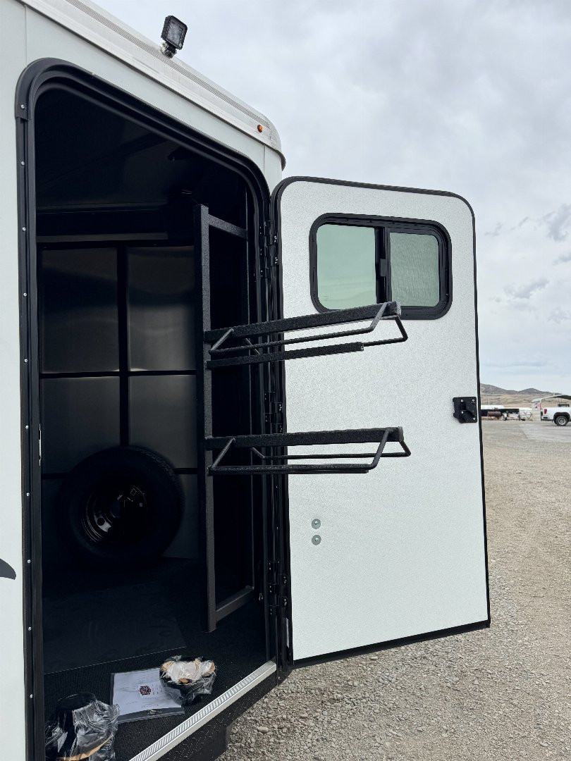 New 2024 LOGAN COACH 2H BP CROSSFIRE Horse Trailer