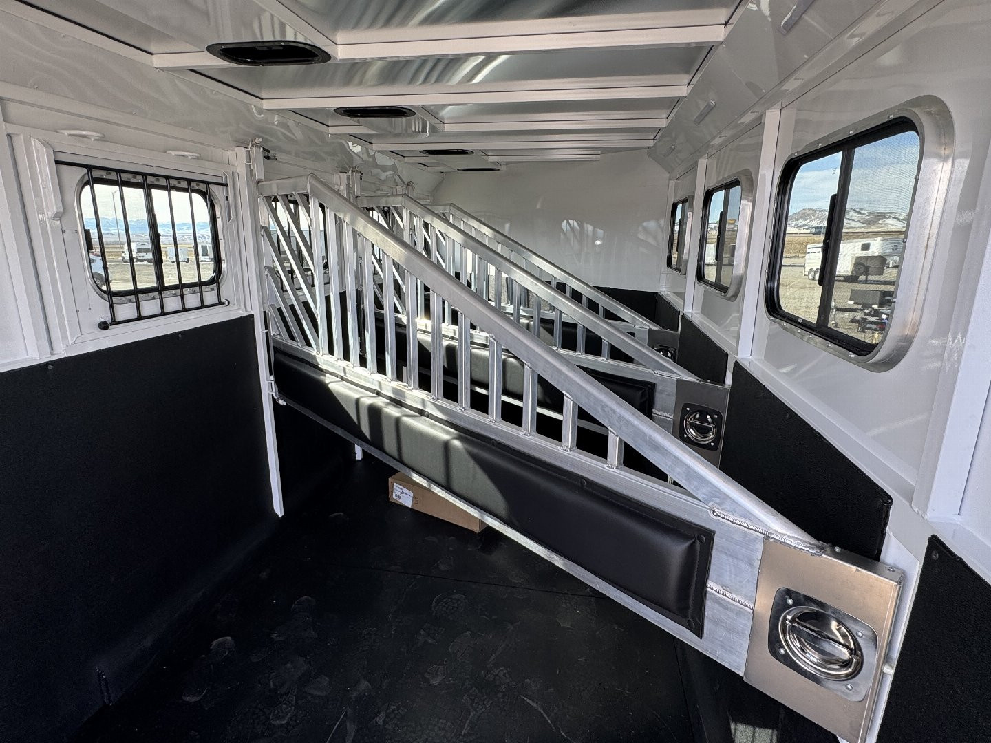 New 2025 Trails West CLASSIC 4H GN w/ COMFORT PKG