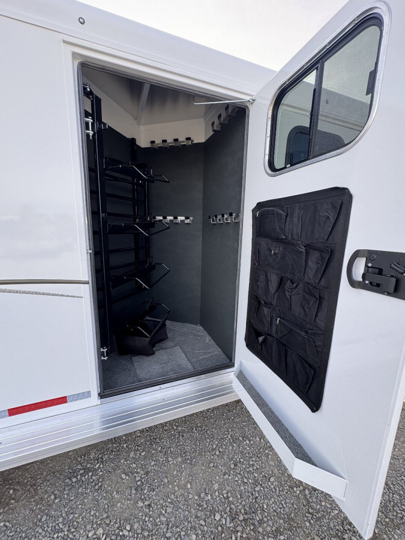 New 2025 Trails West CLASSIC 4H GN w/ COMFORT PKG