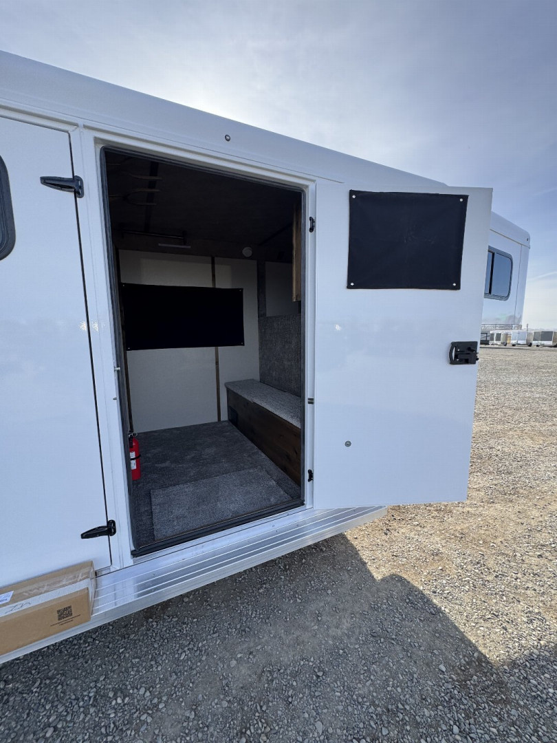 New 2025 Trails West CLASSIC 4H GN w/ COMFORT PKG