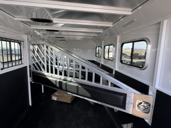 New 2025 Trails West CLASSIC 4H GN w/ COMFORT PKG