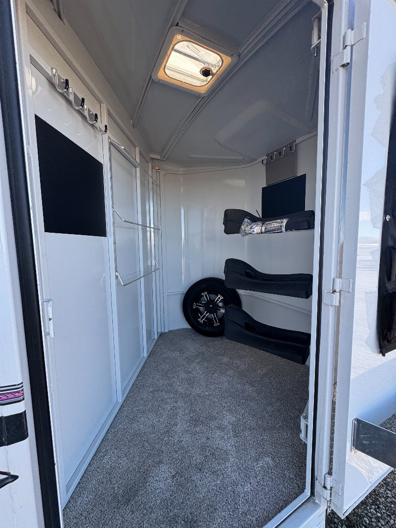 New 2025 Titan Trailer Royal BH II Horse Trailer