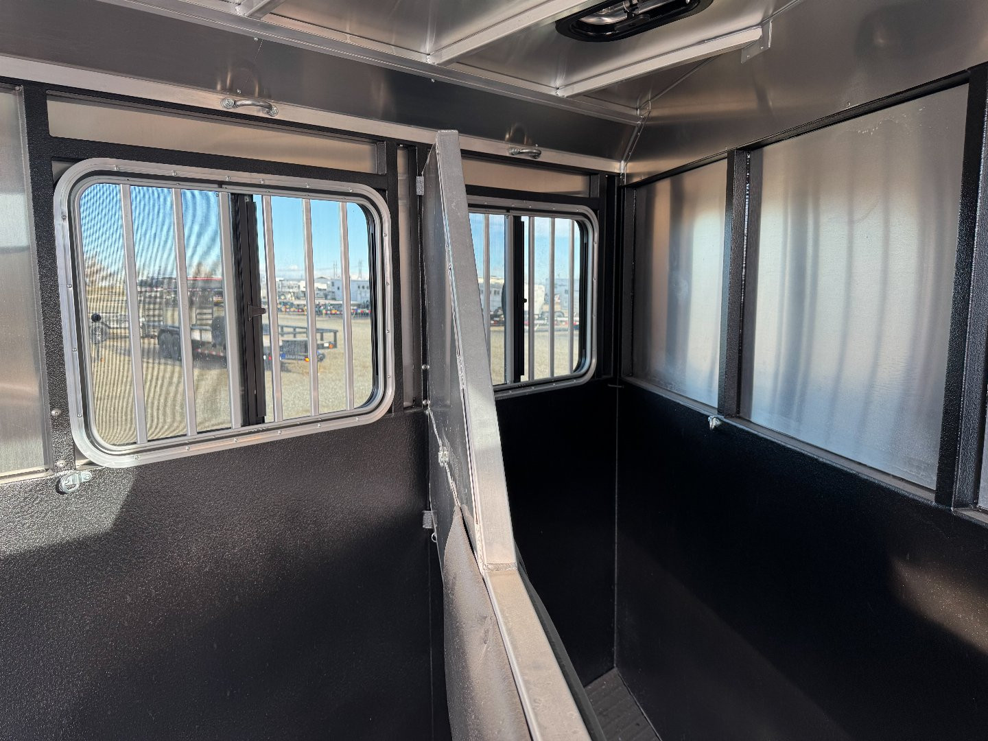 New 2024 LOGAN COACH 2H BP CROSSFIRE Horse Trailer