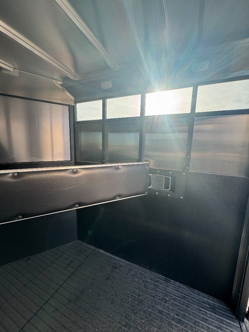 New 2024 LOGAN COACH 2H BP CROSSFIRE Horse Trailer