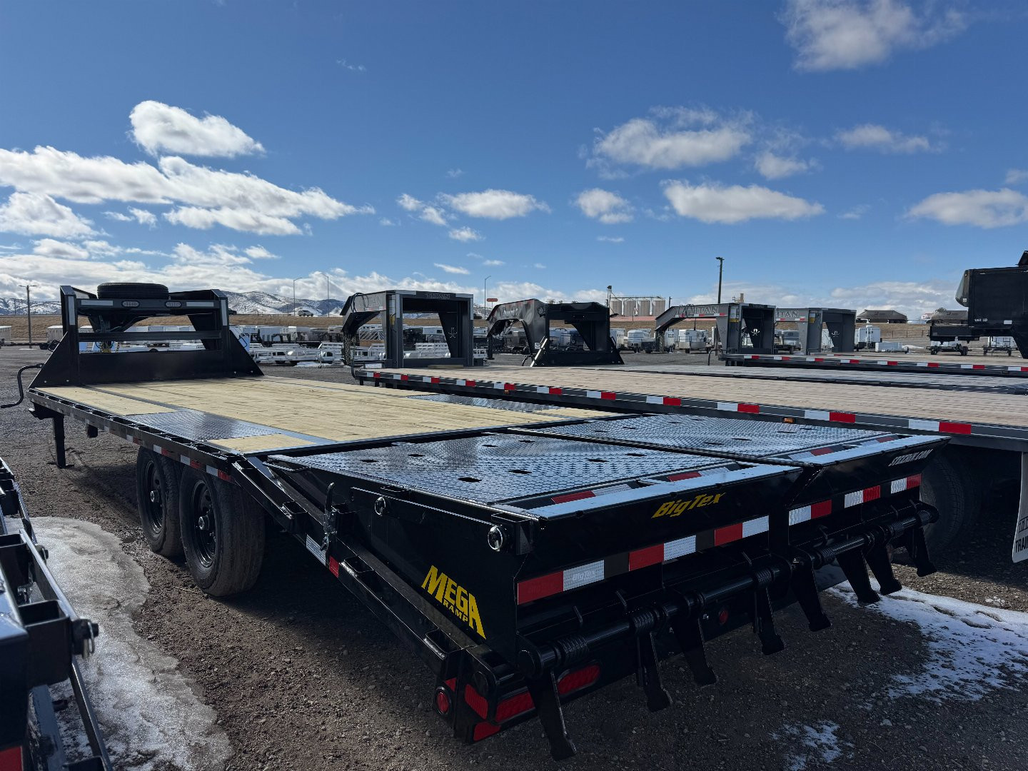 New 2024 BIG TEX TRAILERS 14GN 20+5 Flatbed Trailer