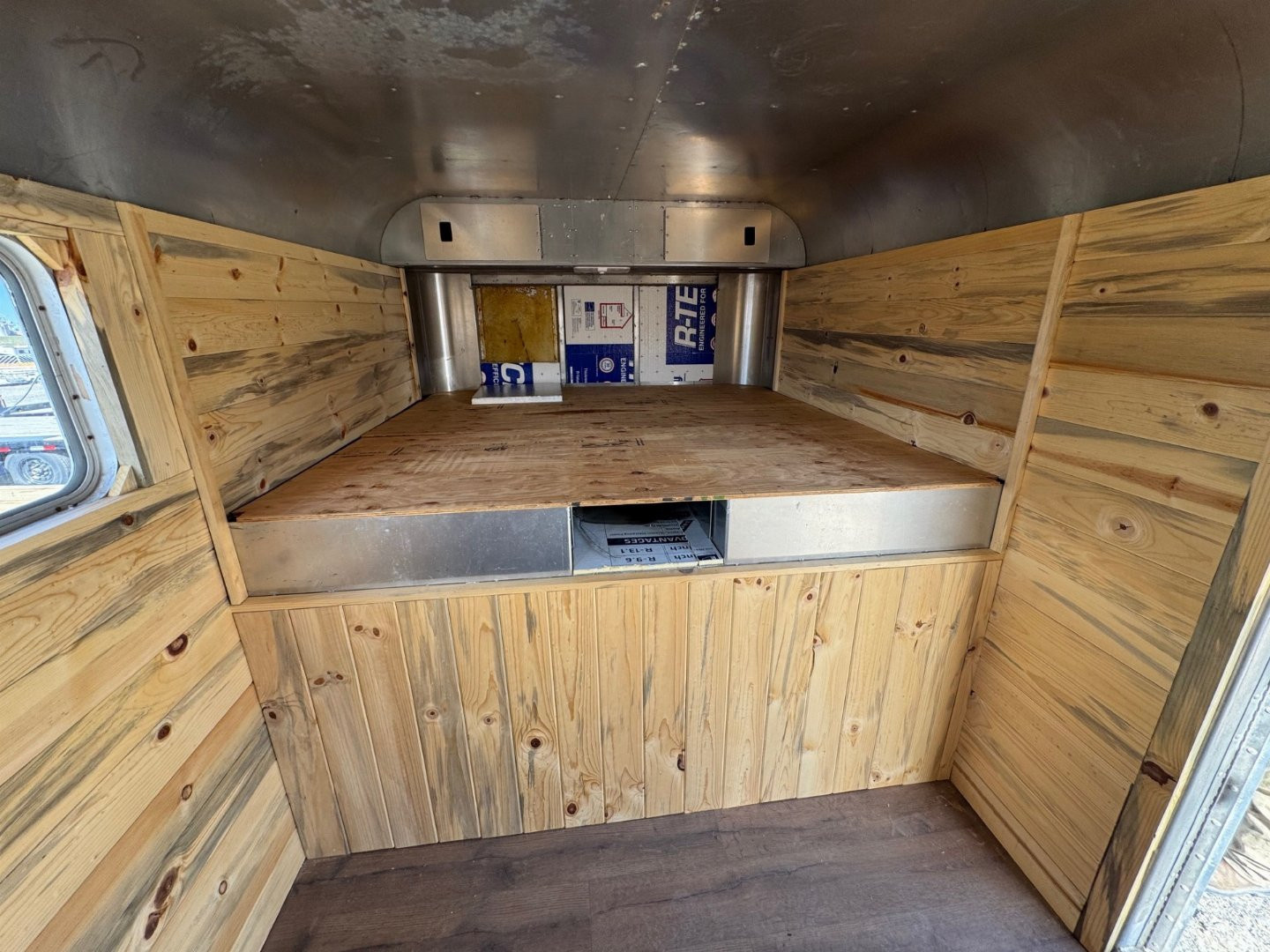 Used 1981 HOLZ 4H GN Horse Trailer