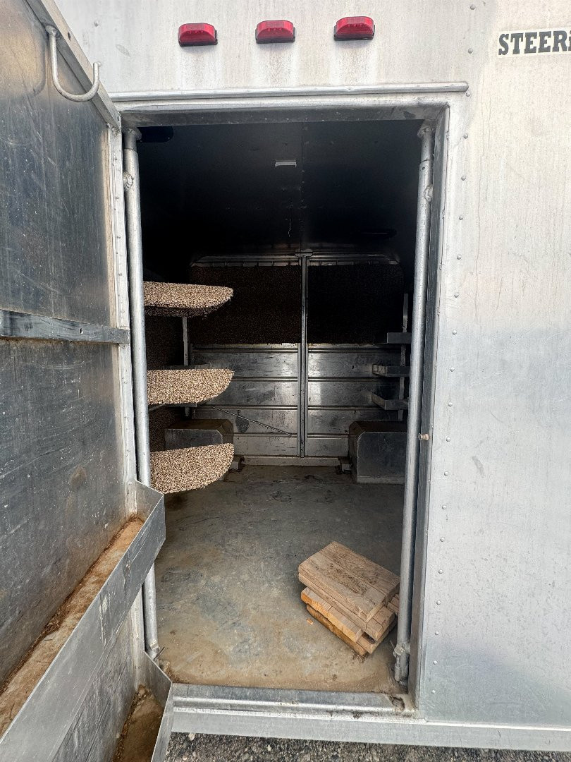 Used 1981 HOLZ 4H GN Horse Trailer