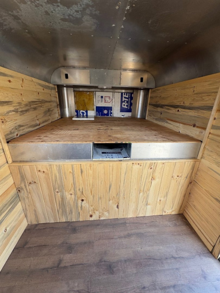 Used 1981 HOLZ 4H GN Horse Trailer