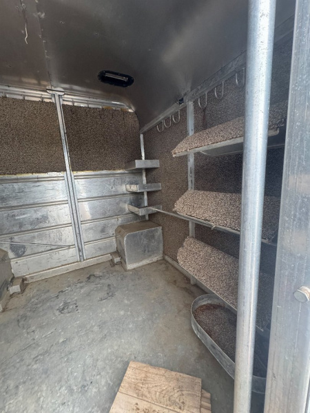 Used 1981 HOLZ 4H GN Horse Trailer