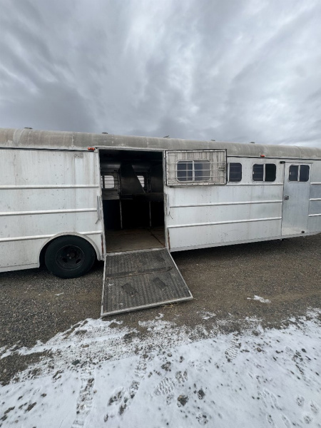Used 1981 HOLZ 4H GN Horse Trailer