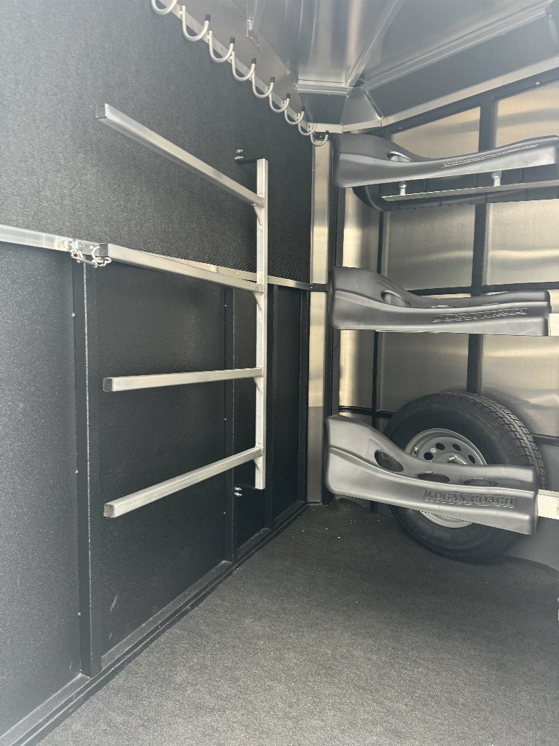 New 2025 LOGAN COACH 3H BULLSEYE BH Horse Trailer