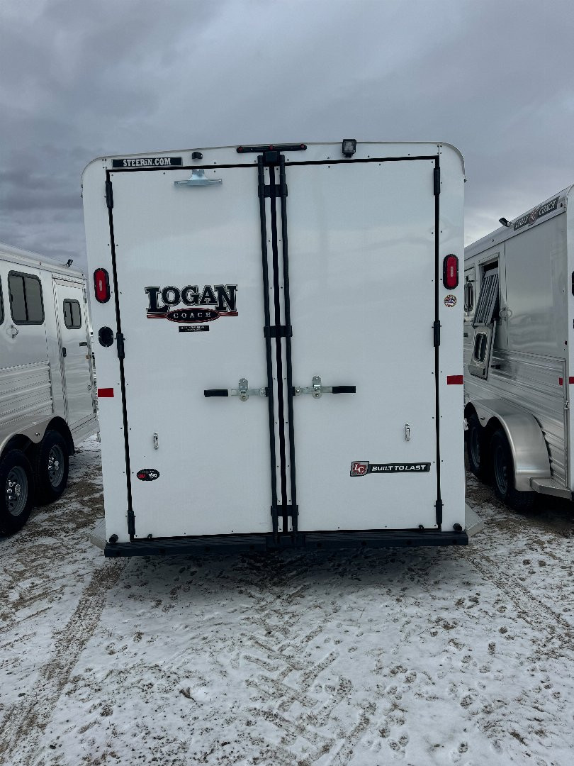 New 2025 LOGAN COACH 3H BULLSEYE BH Horse Trailer