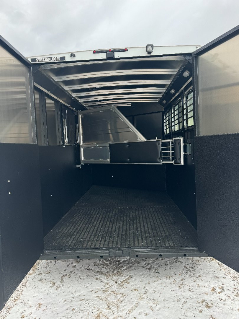 New 2025 LOGAN COACH 3H BULLSEYE BH Horse Trailer