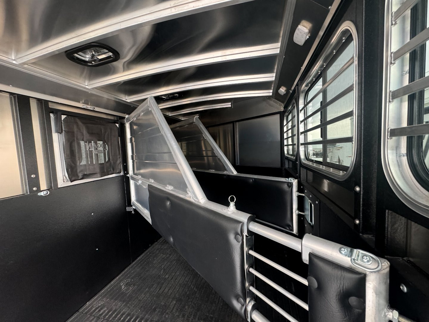 New 2025 LOGAN COACH 3H BULLSEYE BH Horse Trailer