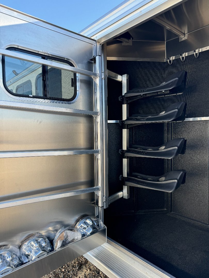 New 2025 LOGAN COACH Bullseye 4H GN Horse Trailer