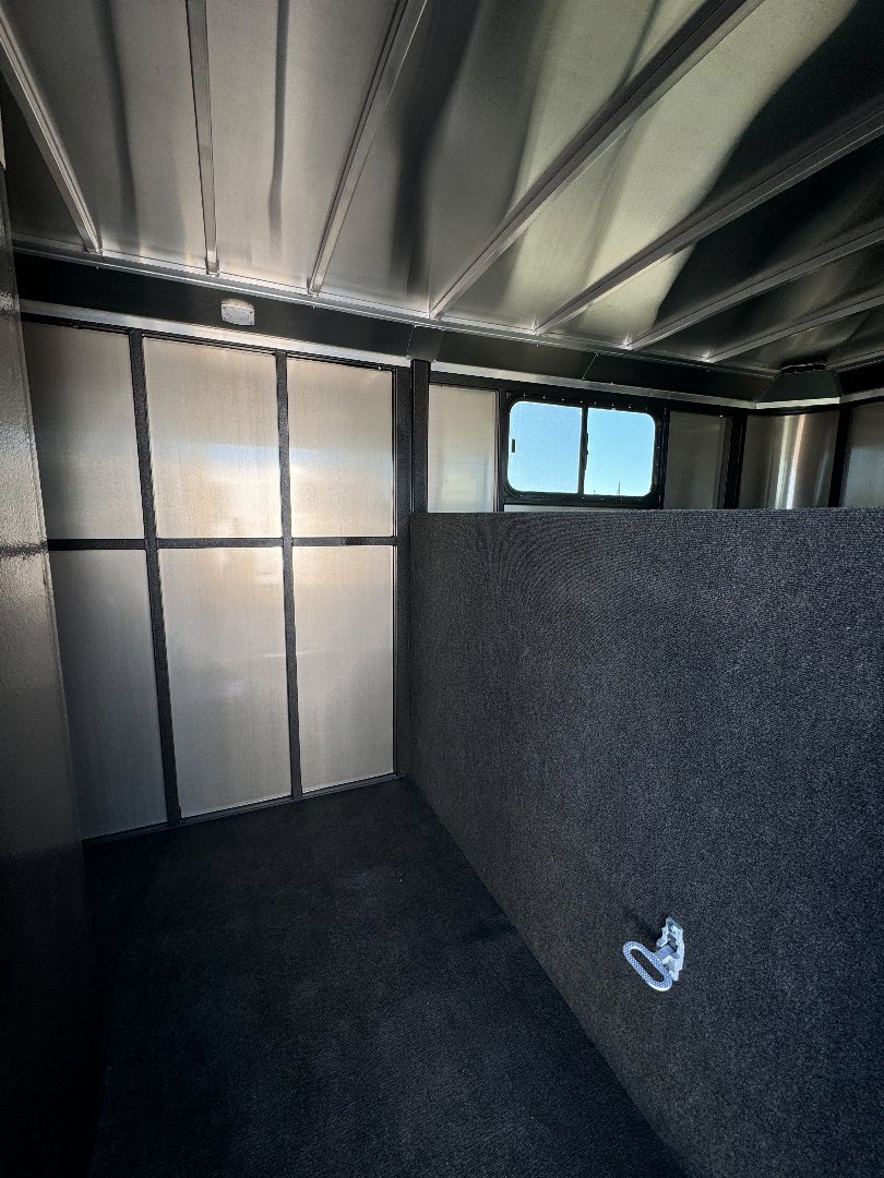 New 2025 LOGAN COACH Bullseye 4H GN Horse Trailer