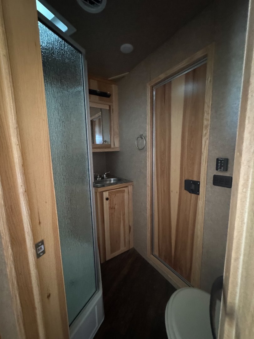 Used 2022 Lakota Challenger 2H LQ Horse Trailer