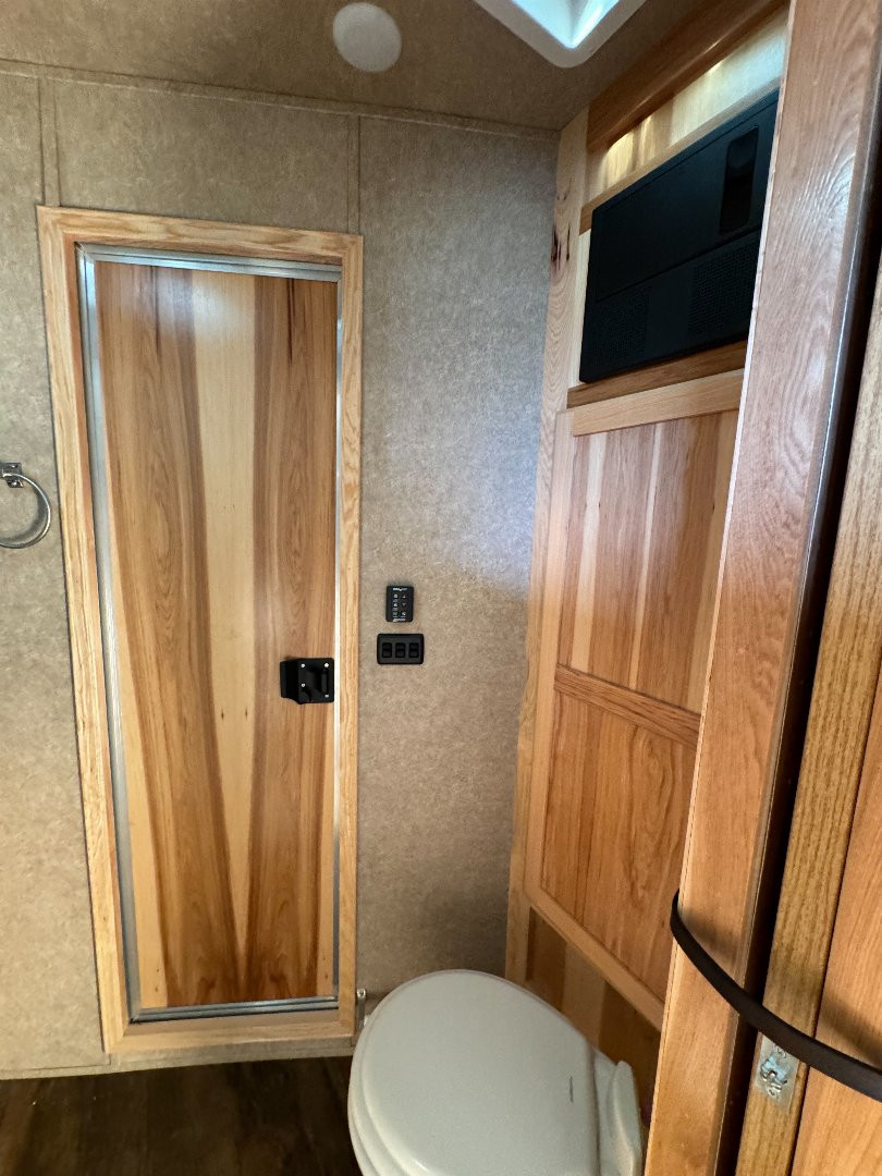 Used 2022 Lakota Challenger 2H LQ Horse Trailer