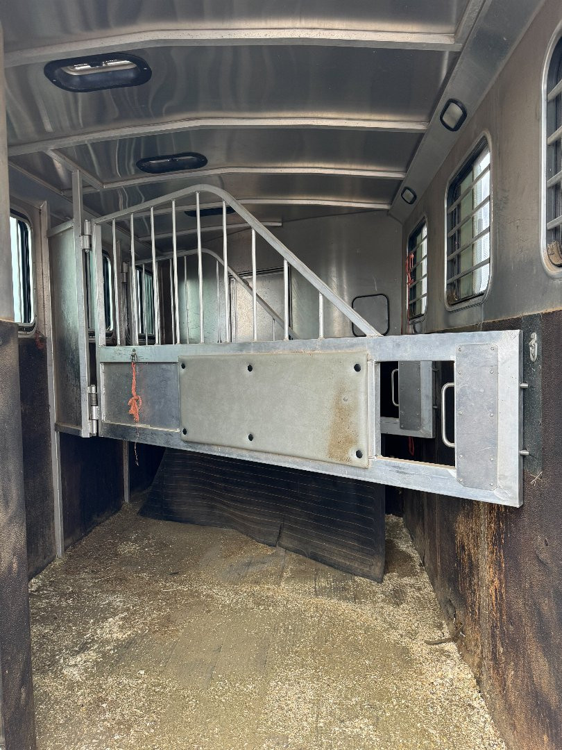 Used 2005 Classic 3H LQ Horse Trailer