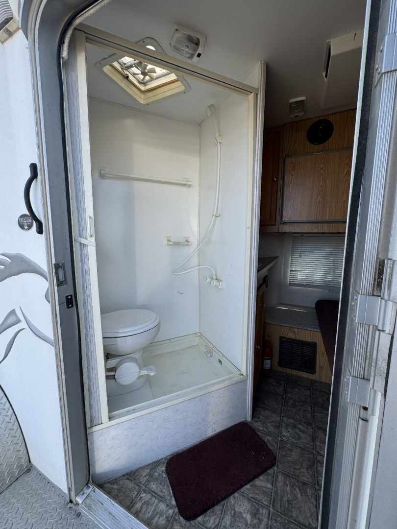 Used 2005 Logan Coach 2H LQ BP Horse Trailer