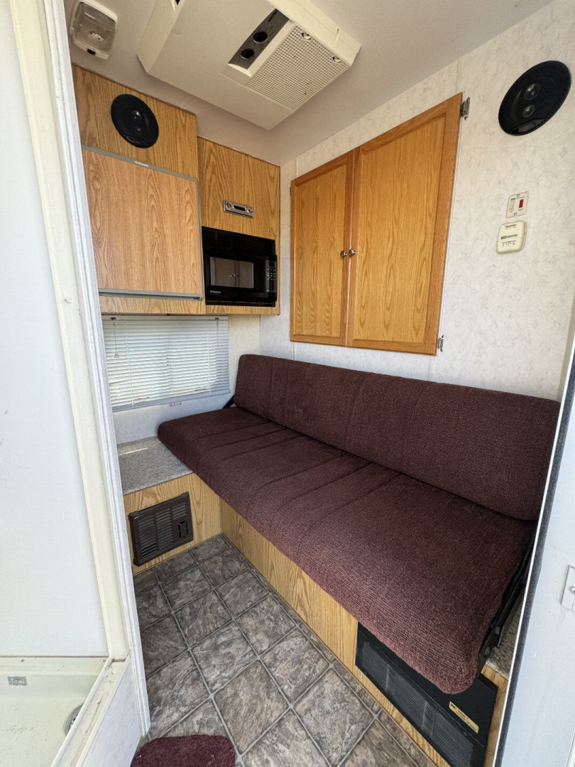 Used 2005 Logan Coach 2H LQ BP Horse Trailer