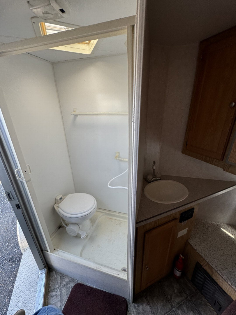 Used 2005 Logan Coach 2H LQ BP Horse Trailer