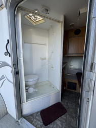 Used 2005 Logan Coach 2H LQ BP Horse Trailer