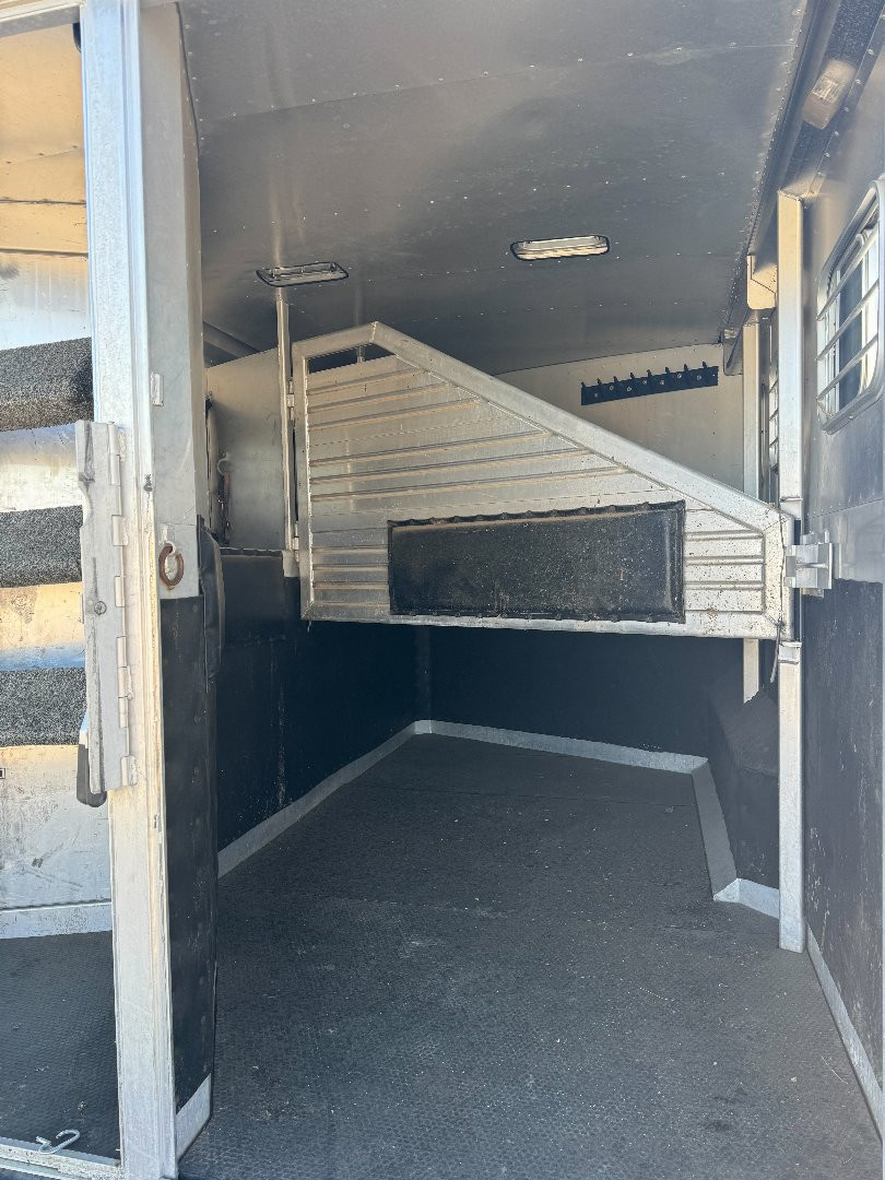 Used 1995 Featherlite Trailers 3H LQ Horse Trailer