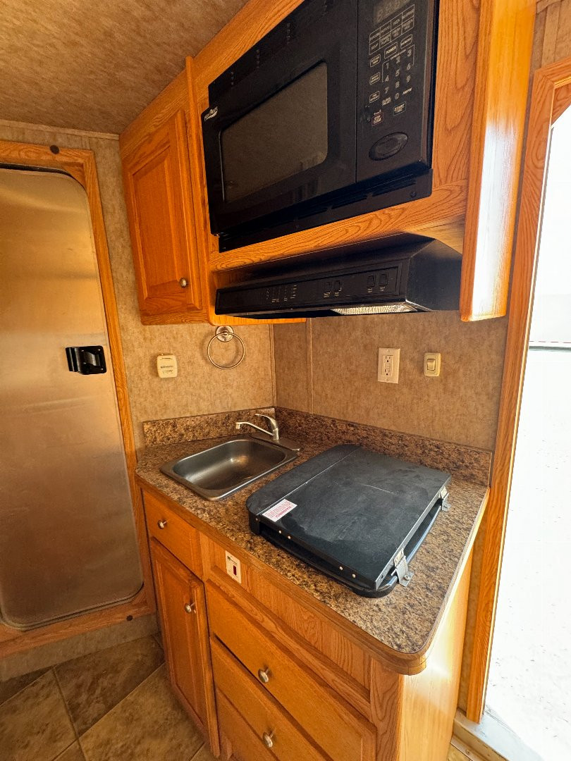 Used 2007 Kiefer Manufacturing Genesis 3H Living Quarter Horse Trailer