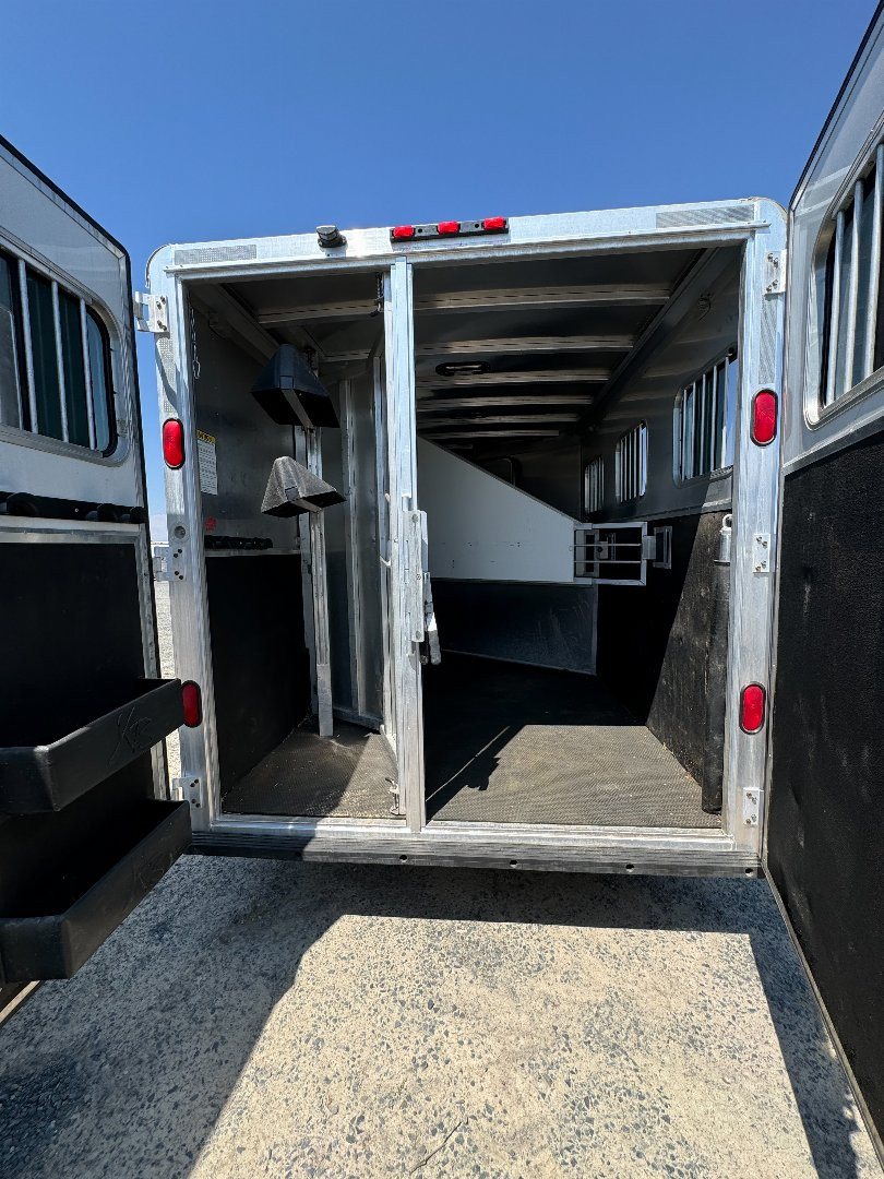Used 2007 Kiefer Manufacturing Genesis 3H Living Quarter Horse Trailer