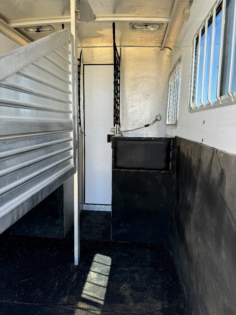 Used 2003 Featherlite Trailers 2H BP STRAIGT LOAD Horse Trailer