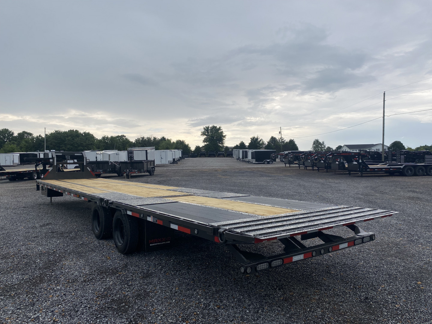 New 2026 MAXXD 40' x 102" 30k Hyd Dove Gooseneck Trailer