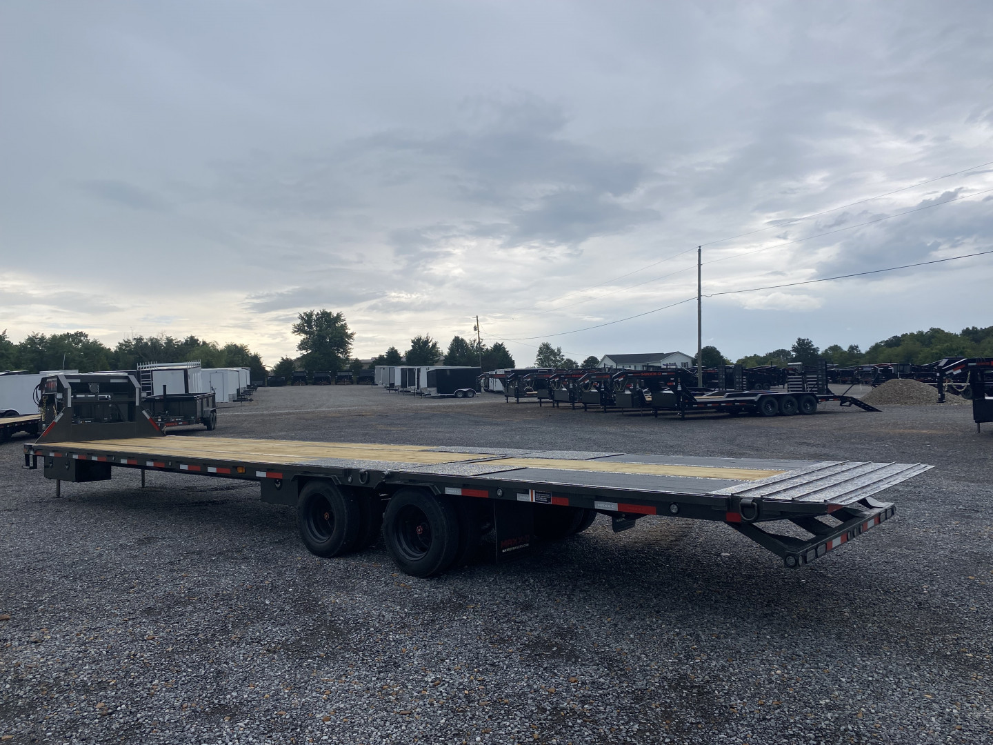 New 2026 MAXXD 40' x 102" 30k Hyd Dove Gooseneck Trailer