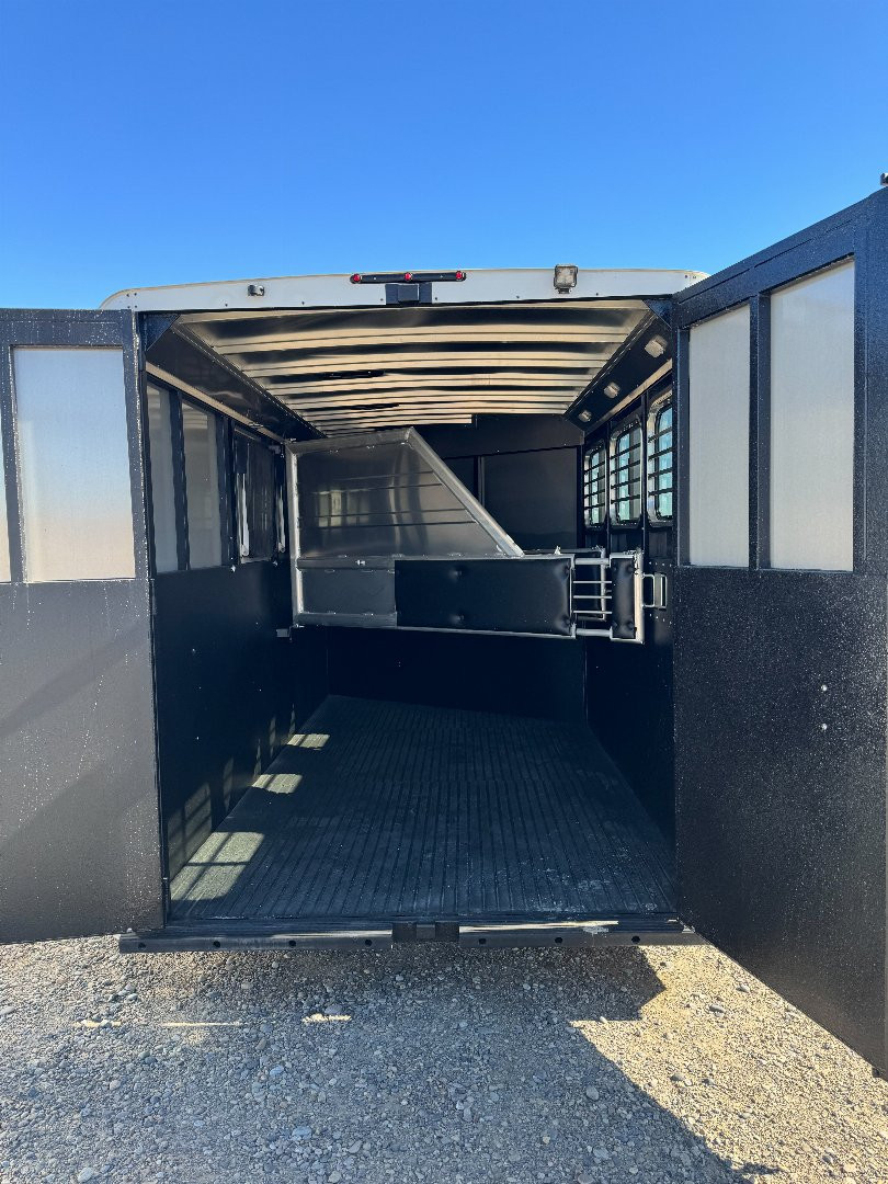 New 2024 LOGAN COACH 3H BULLSEYE BH Horse Trailer