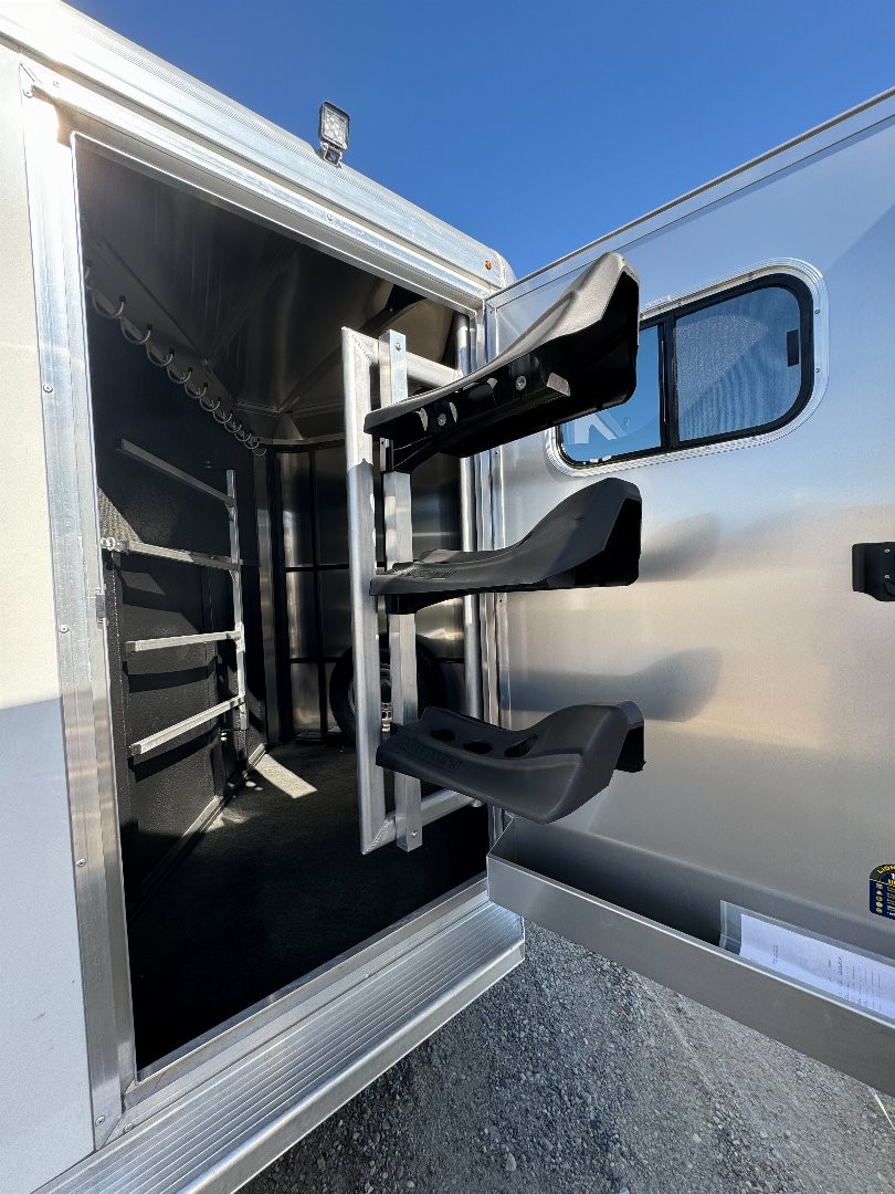 New 2024 LOGAN COACH 3H BULLSEYE BH Horse Trailer