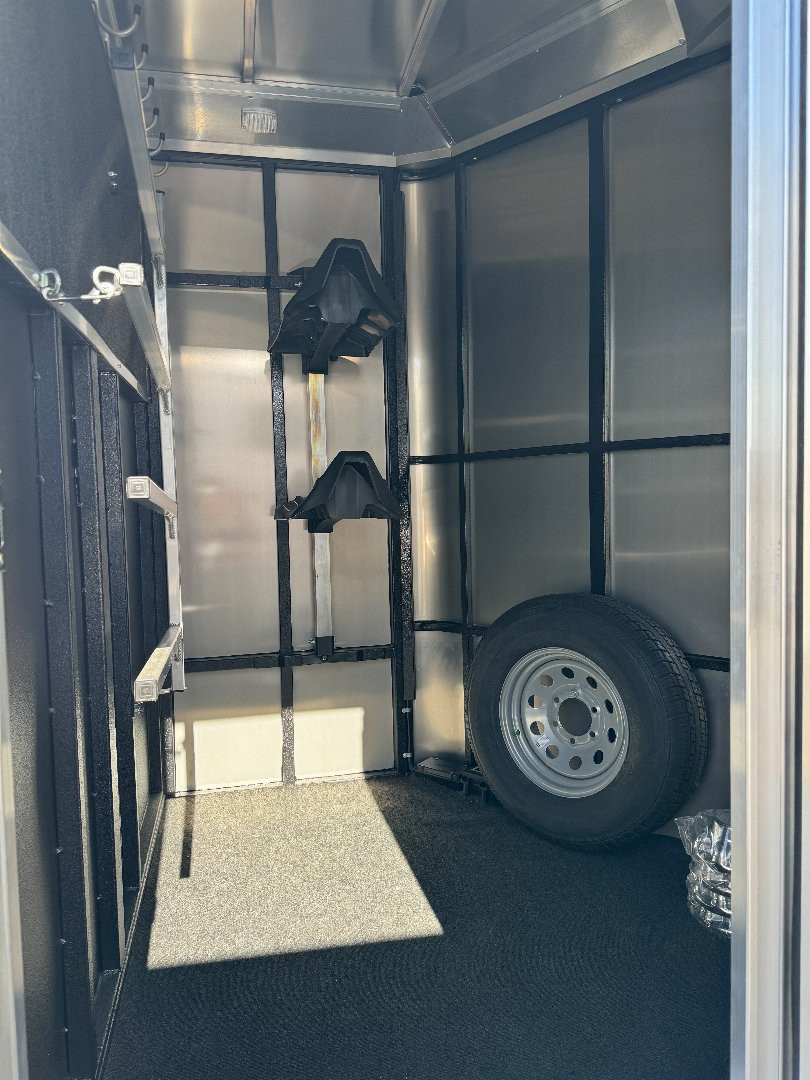 New 2023 LOGAN COACH 2H BULLSEYE STRAIGHT LOAD Horse Trailer