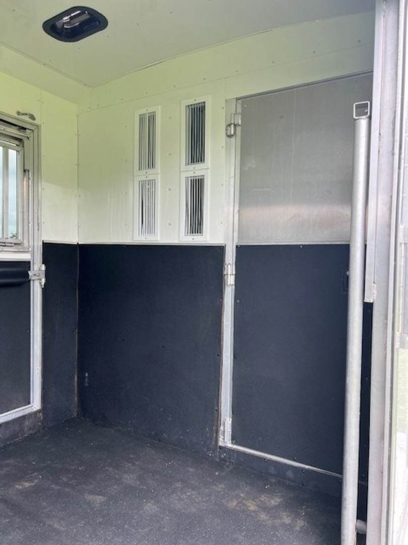 Used 2022 Adam 2+1 with dressing room Horse Trailer