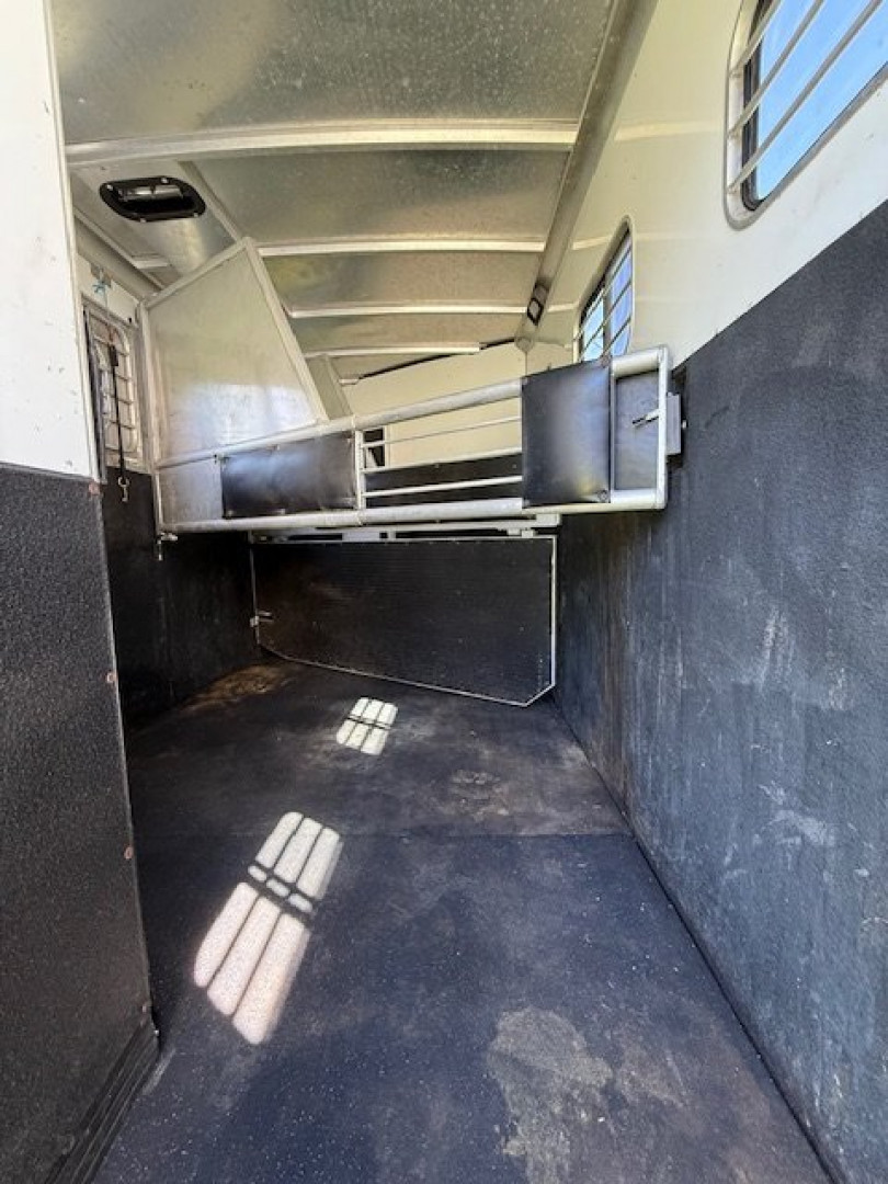 Used 1999 Sundowner 3 horse Adobe with weekender lq Horse Trailer