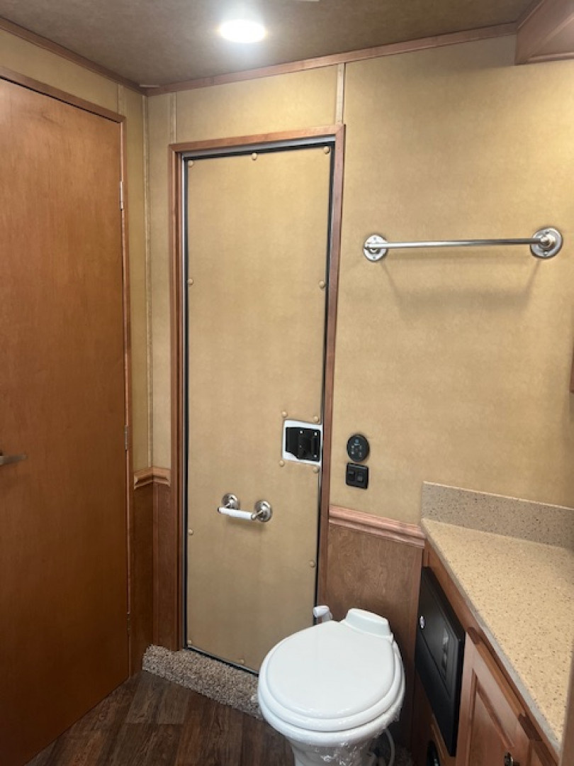 Used 2017 Merhow Trailers 8' wide 3 horse w/ 15' living quarters Horse Trailer